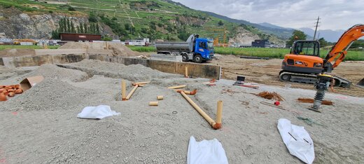 Pelle mécanique réalisant un terrassement en Valais