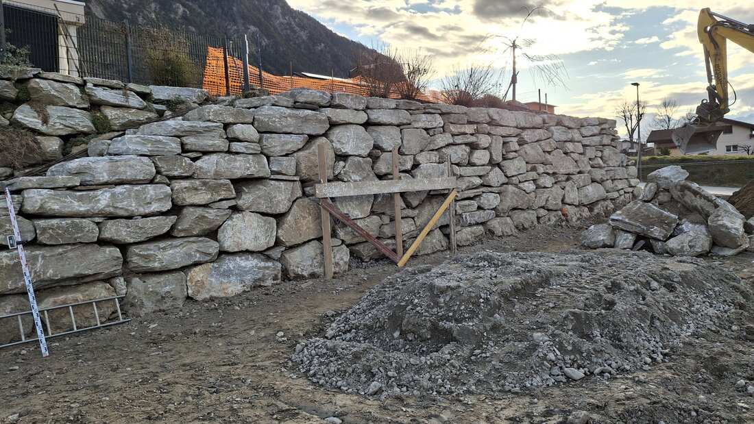 Mur de soutènement en blocs dans un jardin