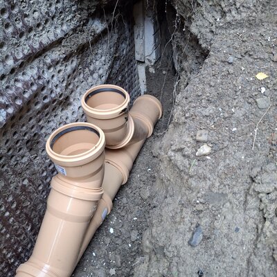 Drainage pose des deux sorties pour les pipes de rinçage du drainage.